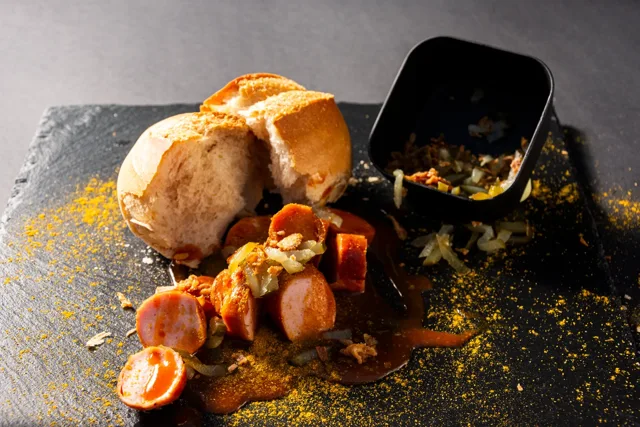 Zülfi’s Currywurst, frisch angerichtet mit Currysauce
