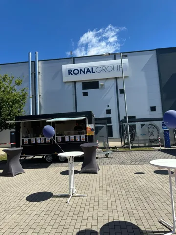 Zülfis Foodtruck mit Stehtischen vor einem RONAL-GROUP-Gebäude