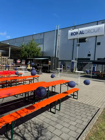Biertischgarnituren und Foodtruck auf einem RONAL-Firmengelände