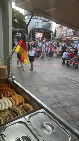 Blick über die Speisenausgabe auf die Gäste einer Veranstaltung
