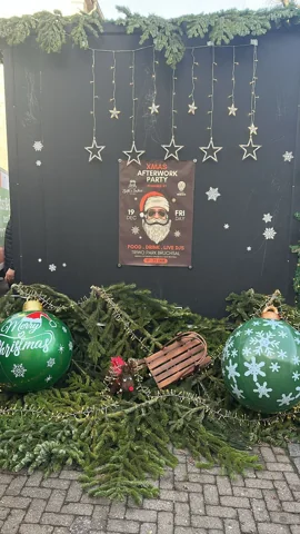 Weihnachtlich dekorierter Stand mit Plakat zur Xmas Afterwork Party 2025 im TRIWO Park Bruchsal